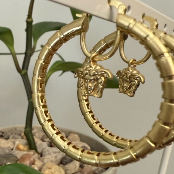 Gold Iconic Medusa Charm Hoop
Earrings✨Fashion‼️Full Inclusion Comes W Box 🎁 - Picture 14 of 14